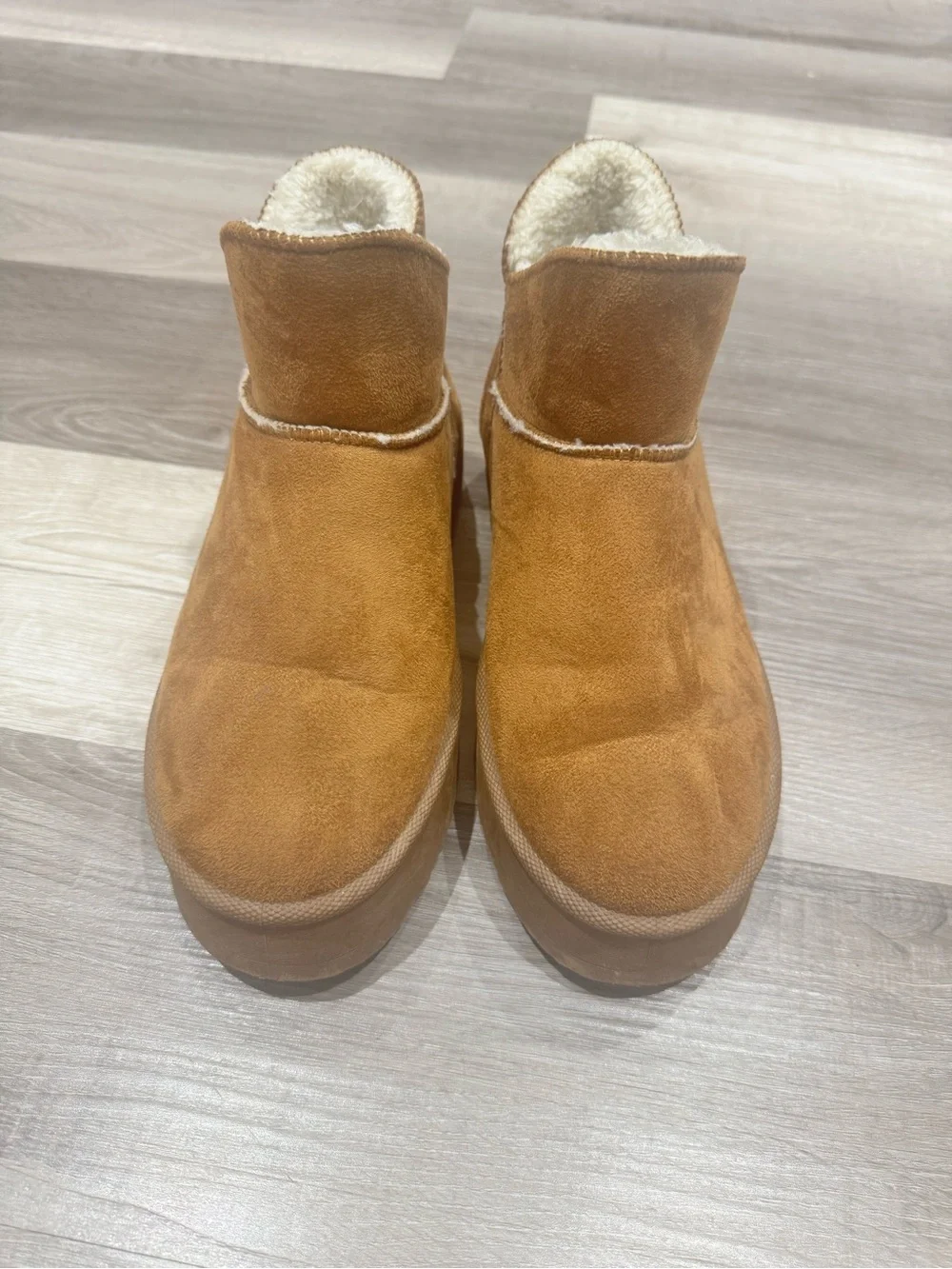 Pink Lily platform Ugg style short bootie size 7.5